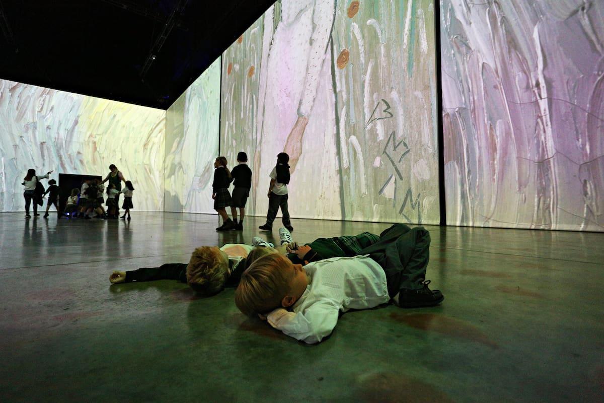 Ochenta alumnos de segundo grado del Colegio St. Patrick's fueron los primeros escolares en visitar hoy la muestra inmersiva dedicada a la vida y obra de Van Gogh, en la Rural