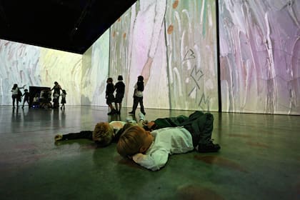 Ochenta alumnos de segundo grado del Colegio St. Patrick's fueron los primeros escolares en visitar hoy la muestra inmersiva dedicada a la vida y obra de Van Gogh, en la Rural
