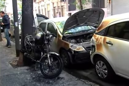Ocho autos y una moto quemados en Balvanera.