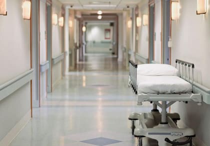 Ocho de cada 10 hospitales en Puerto Rico operan en déficit, dice a BBC Mundo un experto en temas financieros del sector sanitario en la isla.