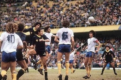Ocho de julio de 1984; por una huelga de jugadores y en problemas económicos, Boca jugó con los números pintados con marcador en su camiseta; el vinilo textil con el que se estampa la indumentaria escasea y podría afectar a la Selección Nacional de Fútbol
