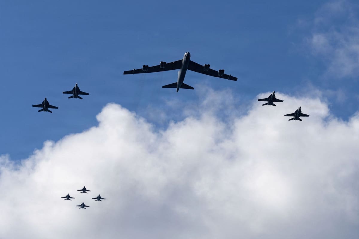 Ocho F/A-18E/F Super Hornets asignados a los Escuadrones de Caza de Ataque del Ala Aérea Embarcada Ocho a bordo del USS Gerald R. Ford (CVN 78), y un B-52 Stratofortress de la Fuerza Aérea de los Estados Unidos operando como una fuerza conjunta el 13 de noviembre de 2025 en una ubicación no revelada en el Océano Atlántico