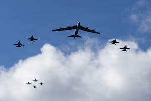 Ocho F/A-18E/F Super Hornets asignados a los Escuadrones de Caza de Ataque del Ala Aérea Embarcada Ocho a bordo del USS Gerald R. Ford (CVN 78), y un B-52 Stratofortress de la Fuerza Aérea de los Estados Unidos operando como una fuerza conjunta el 13 de noviembre de 2025 en una ubicación no revelada en el Océano Atlántico