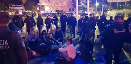 Ocho hinchas del Deportivo Cali fueron detenidos en el Obelisco