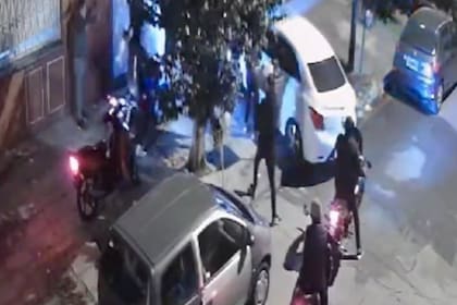 Ocho motochorros encerraron a un padre a un hijo para robarles el auto en Lomas del Mirador