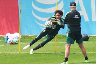 Ochoa, a los 40 años y rumbo a su sexto Mundial, pelea por la titularidad en el Tri