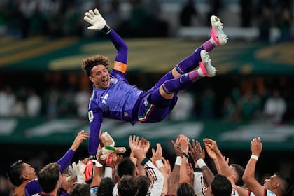Ochoa lanzado por los aires por sus compañeros tras la victoria ante Chequia en el Mundial