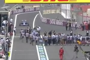 Ocon ingresa a boxes y se encuentra con una decena de personas sobre la calle