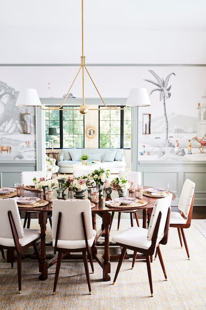 O'Connell eligió Early Views of India de De Gournay para las paredes del comedor, proporcionando una sensación más romántica y lejana
