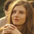 Tiene 26 años, quería ser socióloga pero dio un volantazo y ahora se luce en la serie del momento