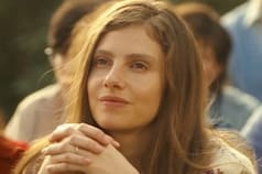 Tiene 26 años, quería ser socióloga pero dio un volantazo y ahora se luce en la serie del momento
