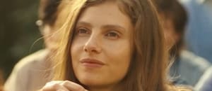 Tiene 26 años, quería ser socióloga pero dio un volantazo y ahora se luce en la serie del momento