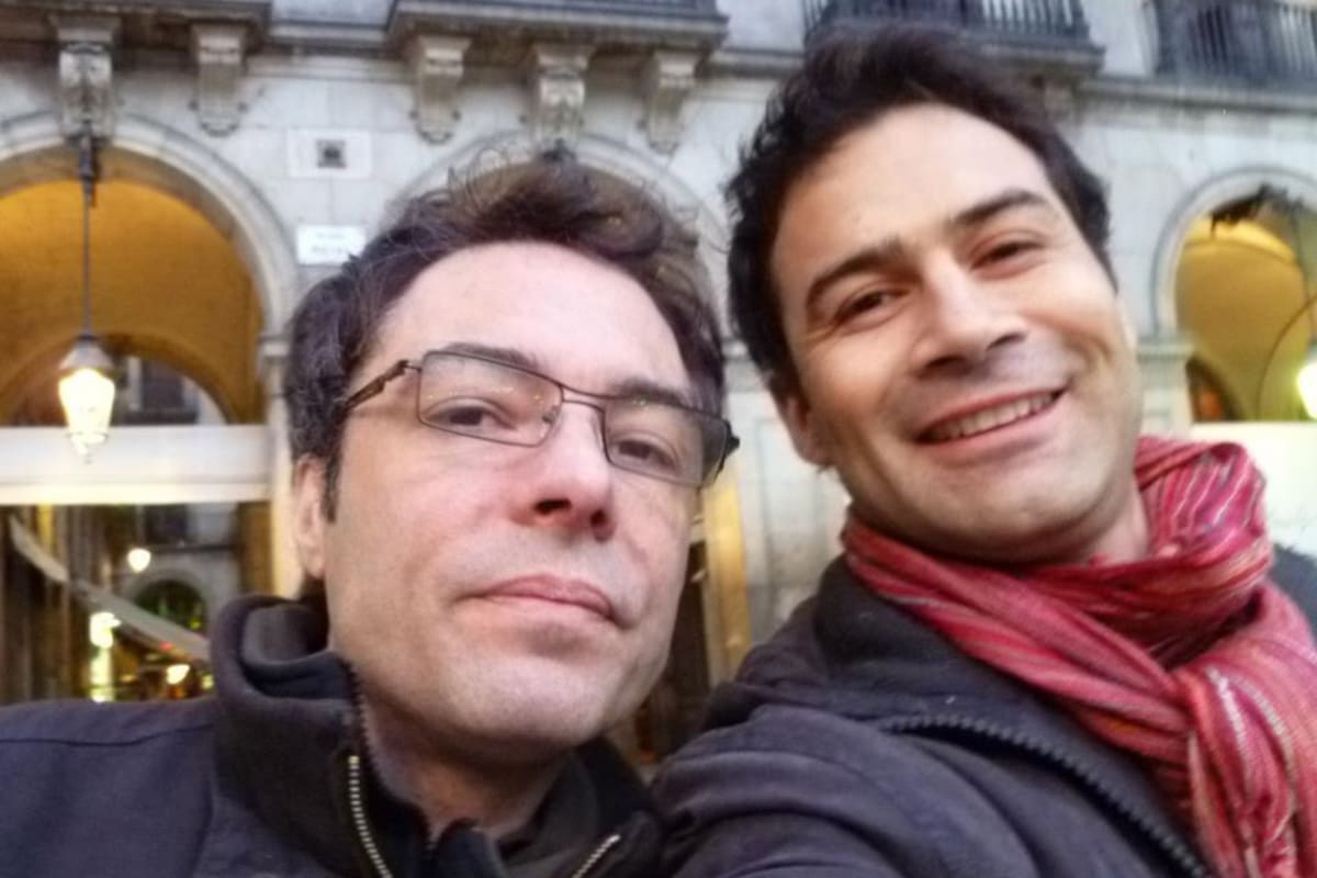 Octavio, a la izquierda, el suboficial asesinado, junto a su pareja Gabriel