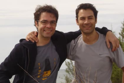 Octavio, el suboficial asesinado (a la derecha), junto a Gabriel