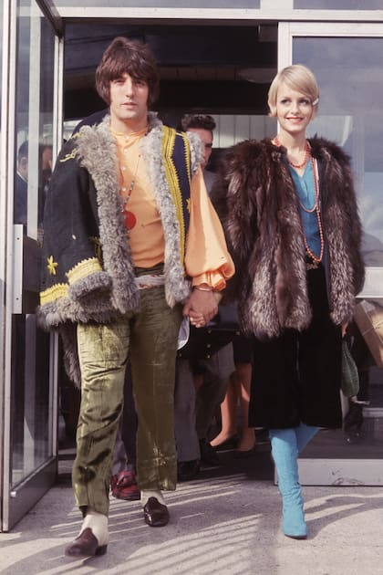 Octubre de 1967: Twiggy junto a su novio y manager Justin de Villeneuve en el aeropuerto de Londres. (Photo by Hulton Archive/Getty Images)