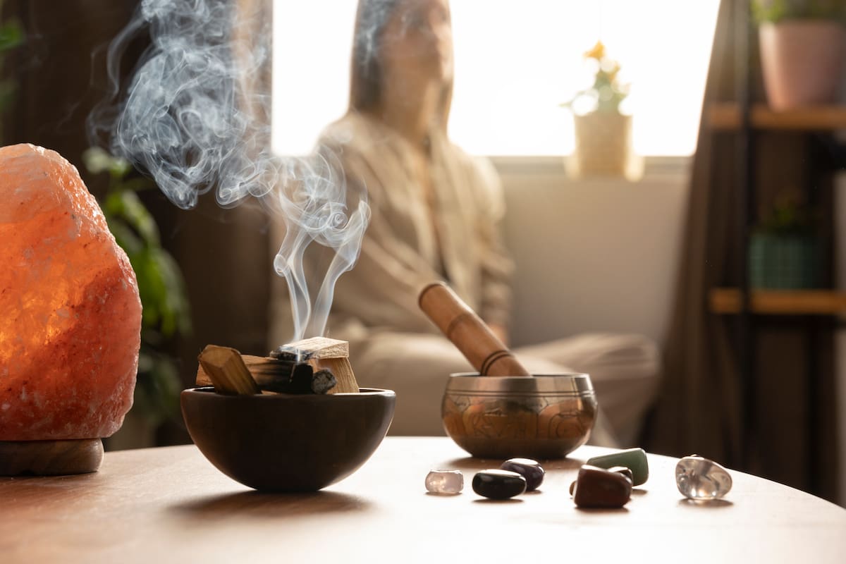 Octubre es un mes de transformación energética perfecto para prender palo santo