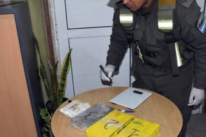 Ocultaba cuatro paquetes de cocaína adosados al cuerpo