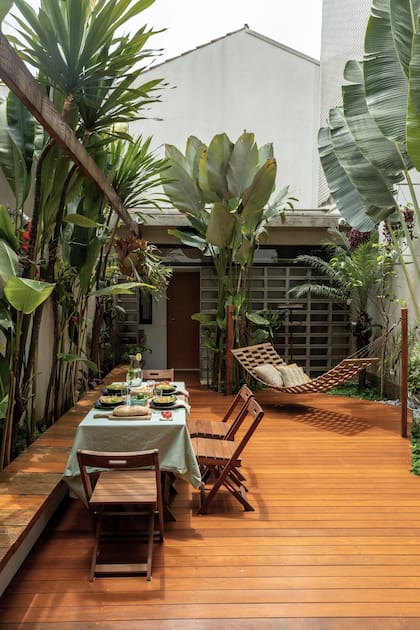 Oculto debajo del deck de madera de cumarú está el sistema de desagüe de las aguas pluviales.