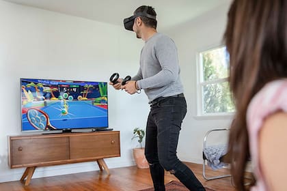 Oculus Quest funciona de forma independiente, tiene una capacidad de 64 o 128 GB y puede transmitir las partidas a un smartphone o una pantalla de TV para compartir la experiencia con otros usuarios