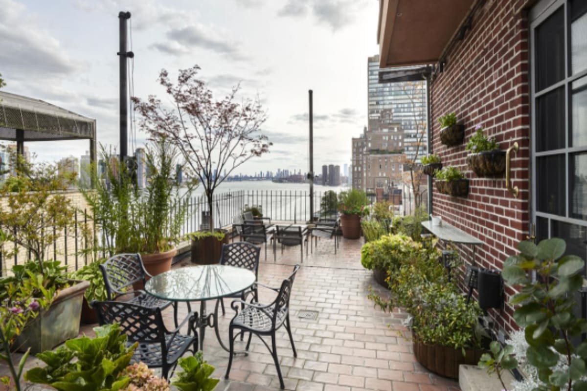 Ocupa los últimos tres pisos de un edificio en Manhattan y se encuentra a dos pasos del Central Park. Allí vivió el músico con su asistente y amante May Pang