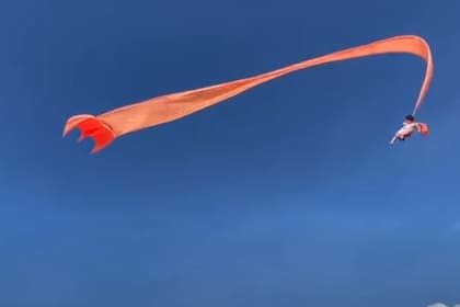 Ocurrió en el Festival Internacional de Cometas, en Taiwán, y afortunadamente la niña, que estuvo en el cielo 30 segundos, no recibió heridas de gravedad