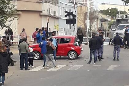 Ocurrió hoy en Resistencia, donde un grupo de manifestantes reclamaba fondos para los comedores comunitarios