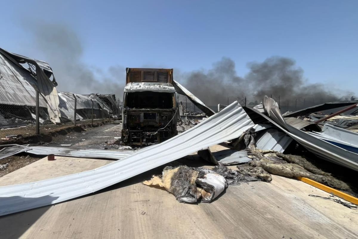 Oda a la devastación: el día después del incendio en el Polígono de Ezeiza