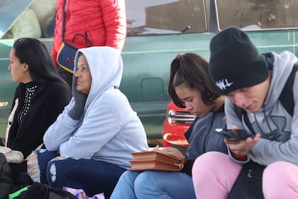 Odalys Fundicheli y sus familiares en la calle mientras esperan recibir información