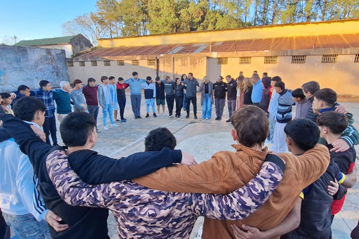 Oderigo con un grupo de adolescentes judicializados en Posadas