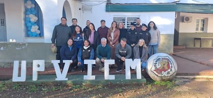 Oderigo junto a Mariano Hernando, y el equipo de "Tackelando Muros" y la Fundación Gaia, miembros del Servicio Penitenciario, en la cárcel de Fátima
