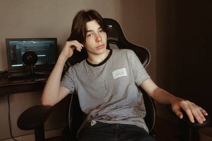 Odin, un músico de 15 años conocido como lungskull, en su casa de París. “Cuando no era tan conocido, pensaba que era una locura que la gente pusiera mi música en Roblox”, dijo