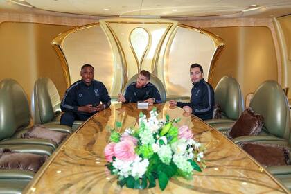 Odion Ighalo, junto a dos compañeros, en una sala de reuniones dentro del avión que traslada al Al-Hilal.