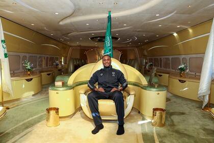 Odion Ighalo se fotografió en un trono dorado en el avión que utiliza Al-Hilal para trasladarse