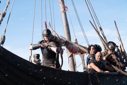 Odiseo (Matt Damon) enfrenta los obstáculos en el regreso a Ítaca