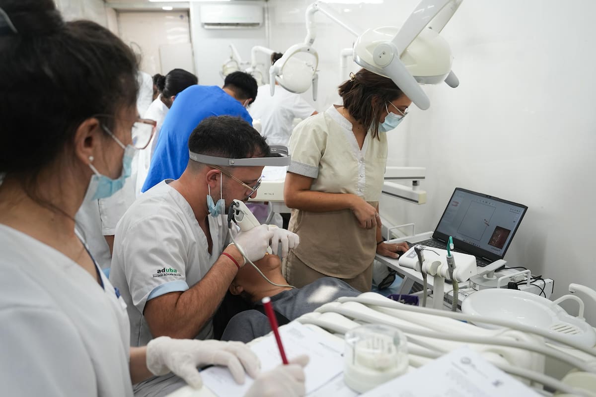 Odontólogos, oftalmólogos y otros especialistas brindan 24 horas de atención gratuita frente a la Facultad de Ciencias Económicas de la UBA