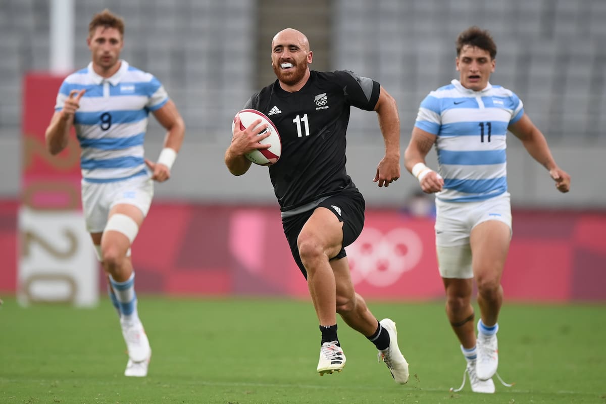oe Webber de Nueva Zelanda en su camino a anotar un try durante el partido del grupo A de rugby sevens masculino entre Nueva Zelanda y Argentina en el Estadio de Tokio durante los Juegos Olímpicos de Verano de Tokio 2020 en Tokio, Japón.