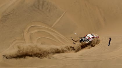 OEl navegante Matthias Baumel observa como su piloto, el príncipe qatarí Nasser Al-Attiyah, saca su Toyota de una incómoda posición. El príncipe es uno de los grandes personajes del rally