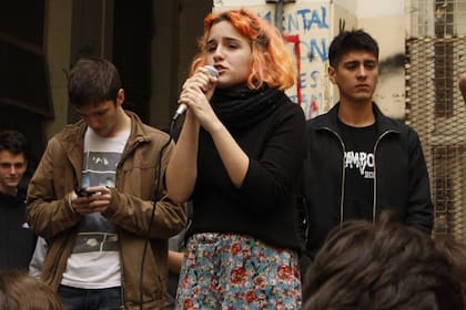 Ofelia Fernández liderando una asamblea estudiantil, en 2018