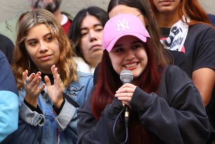 Ofelia Fernández, quien fuera presidenta del centro de estudiantes también hablo. Acto en repudio a pintadas sobre placas que recuerdan a desaparecidos en la puerta del Pellegrini. También se vandalizaron otras frente a otras instituciones.