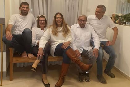 Ofelia junto a su familia, quien tiene fe de que vuelva a aparecer