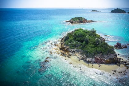 "Offshore Island Antigua" se refiere a los pequeños islotes y cayos que rodean la isla principal de Antigua