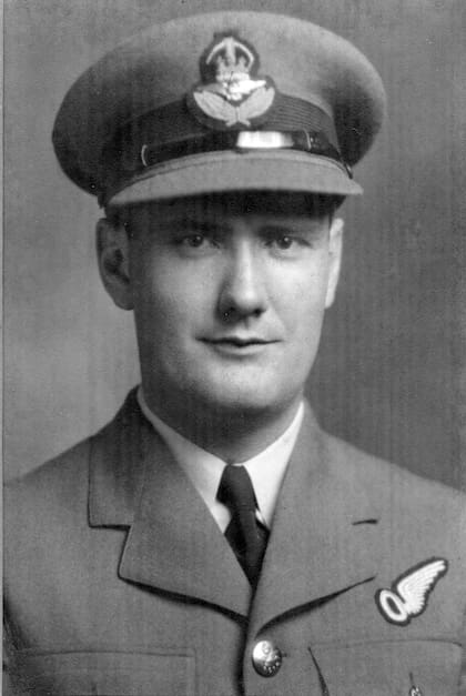 Oficial de Vuelo Allan Reid Cameron de la Real Fuerza Aérea de Canadá. Nació el 5 de enero de 1916, en la ciudad de Buenos Aires. Se enlisto el 20 de mayo de 1942 en calidad de voluntario argentino. Falleció el 16 de diciembre de 1943 durante un entrenamiento de combate. Sus cenizas fueron repatriadas y esparcidas en la Estancia Maorí de Pieres, cerca de Lobería, Provincia de Buenos Aires (Archivo Claudio Meunier).