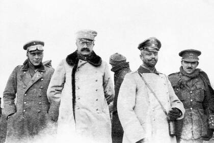 Oficiales alemanes y británicos reunidos en una zona conocida como la tierra de nadie en la navidad de 1914