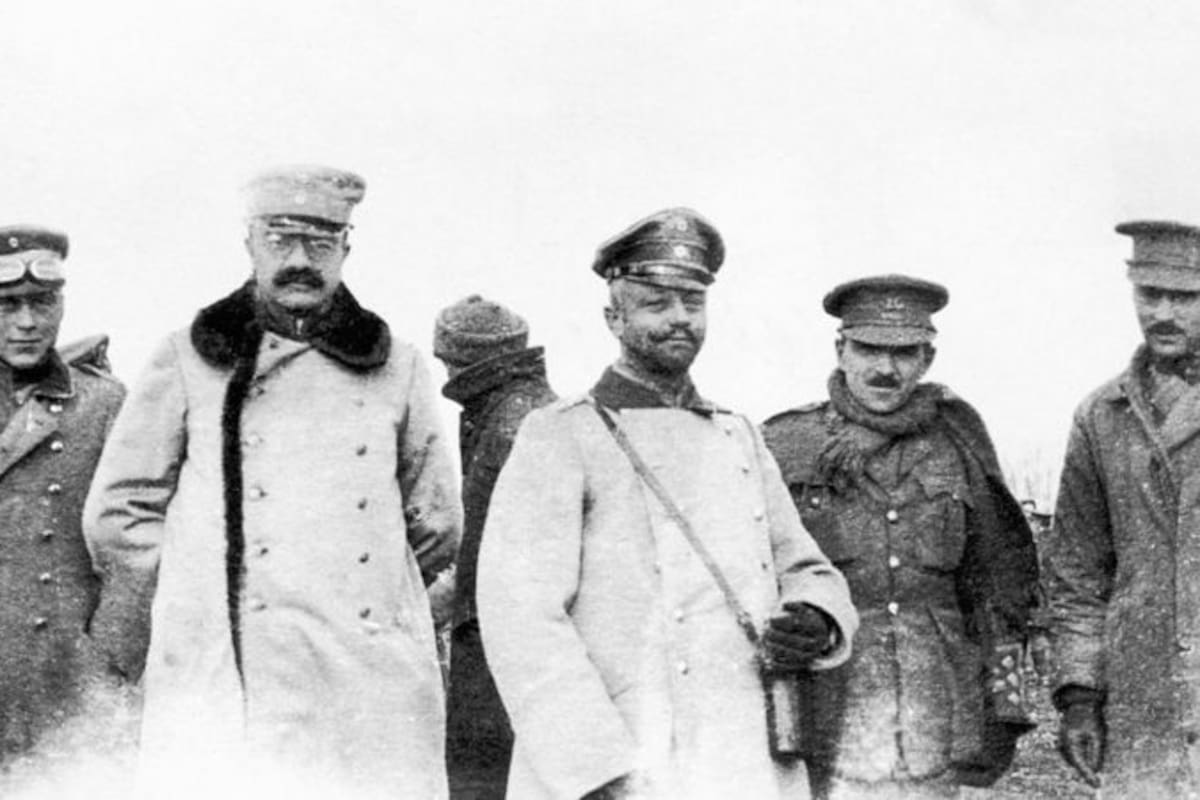 Oficiales alemanes y británicos reunidos en una zona conocida como la tierra de nadie en la navidad de 1914