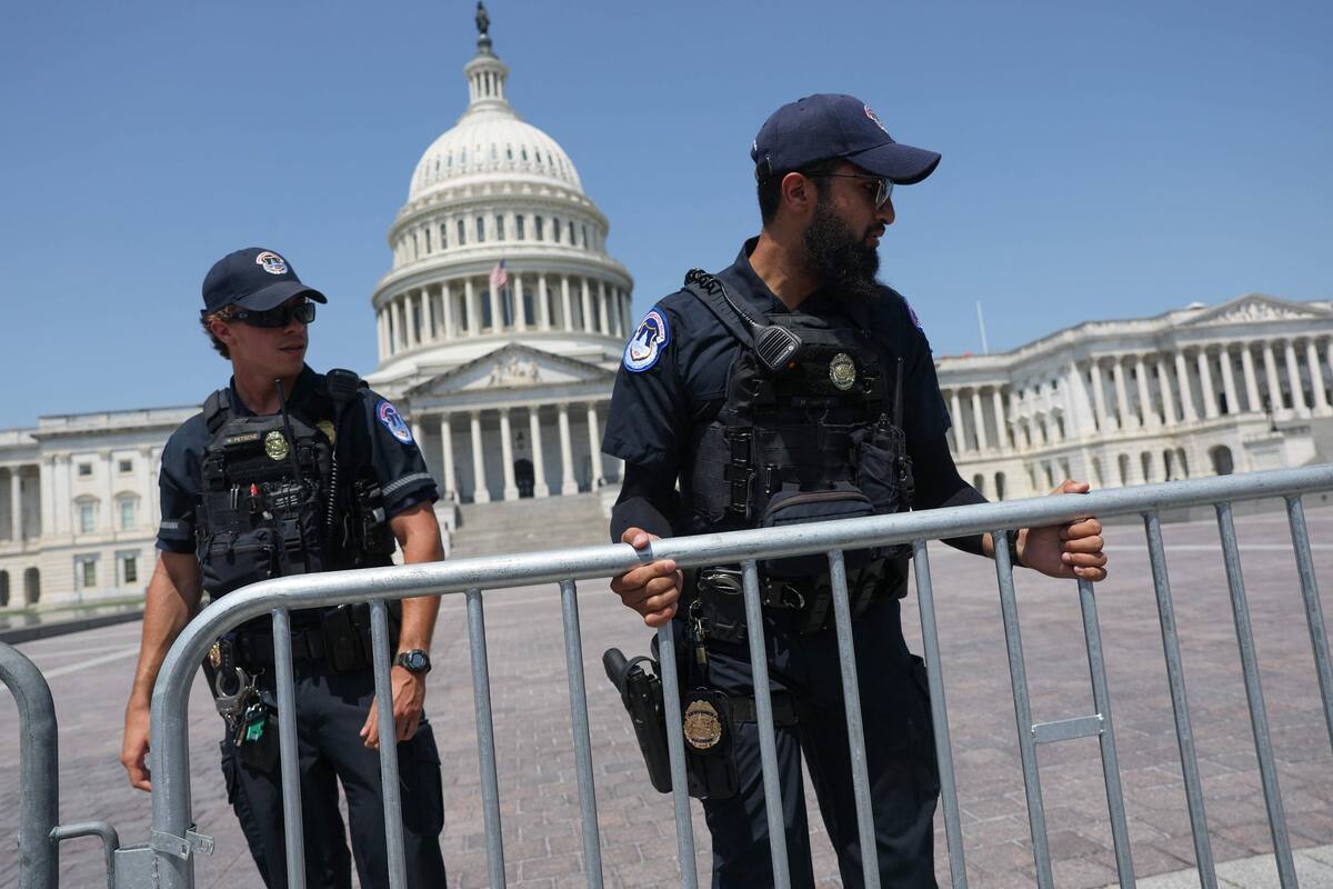 Oficiales de la Policía custodian el acceso al Capitolio en Washington. FOTO ARCHIVO. (Photo by JOE RAEDLE / GETTY IMAGES NORTH AMERICA / Getty Images via AFP)