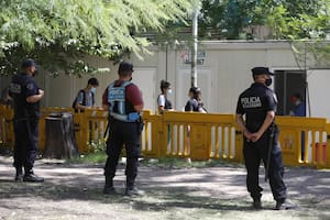 Oficiales de la Policía de la Ciudad custodian el ingreso de la UFU del Hospital Francisco Santojanni