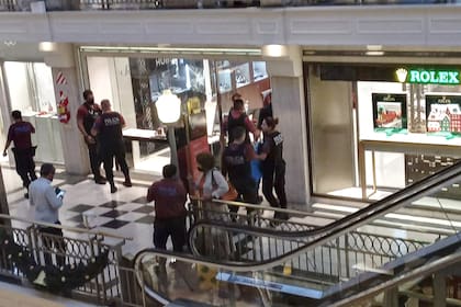 Oficiales de la Policía de la Ciudad tras el robo en el local