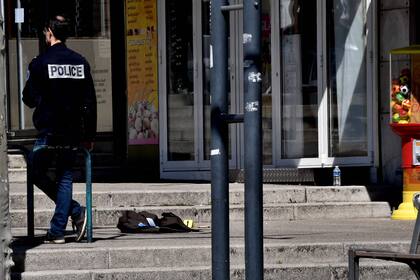 Oficiales de la policía francesa se paran en una calle en el centro de Romans-sur-Isere, el 4 de abril de 2020, después de que un hombre atacó a varias personas con un cuchillo, matando a dos e hiriendo a siete antes de ser arrestado, según fuentes cercanas a la investigación.