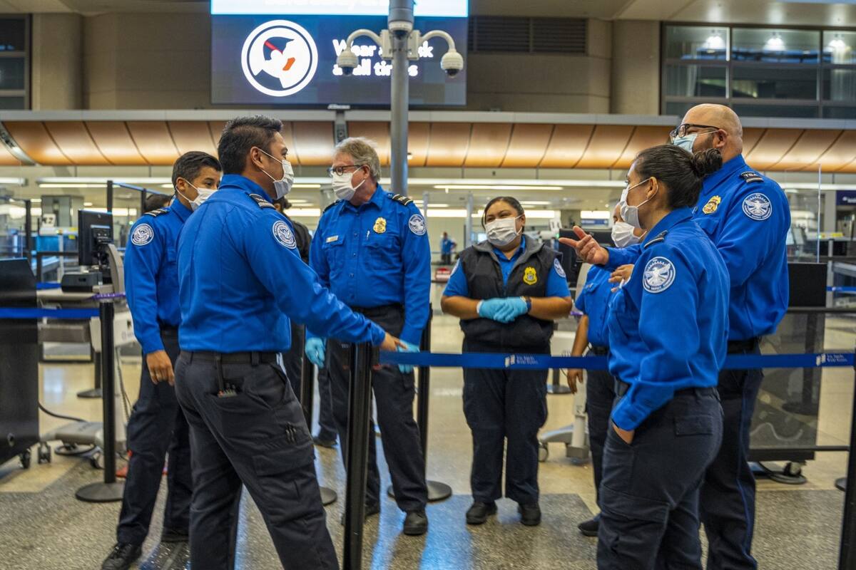 Oficiales de la TSA en Nueva York descubrieron algo prohibido envuelto en un pañal de bebé