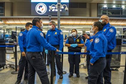 Oficiales de la TSA en Nueva York descubrieron algo prohibido envuelto en un pañal de bebé